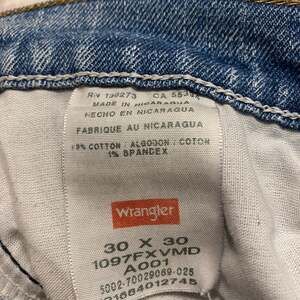Wrangler 29x30 premium five pocket light wash relaxed distressed jeans men's